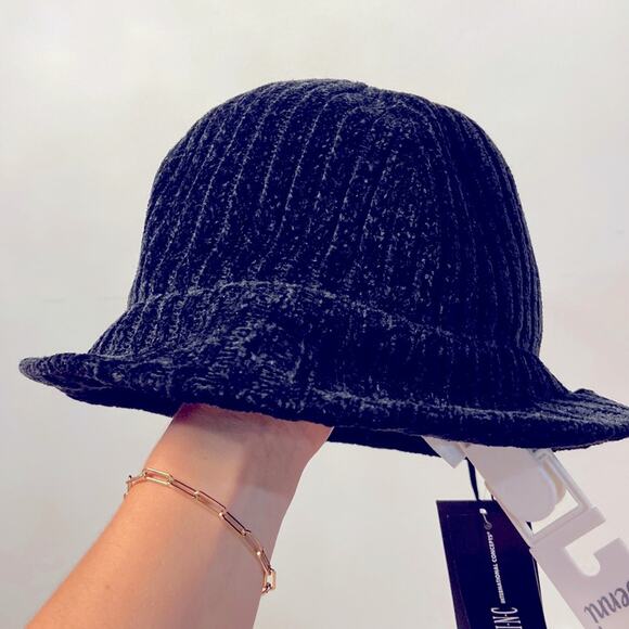 NWT MSRP$50 INC International Concepts Velour  Hat Black